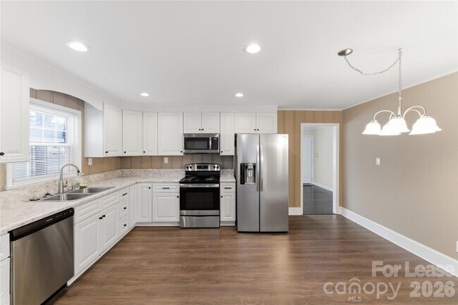 Foto del edificio - 4000 Fieldcrest Rd