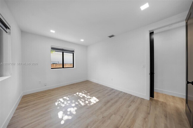 Building Photo - 365 Fairway Dr