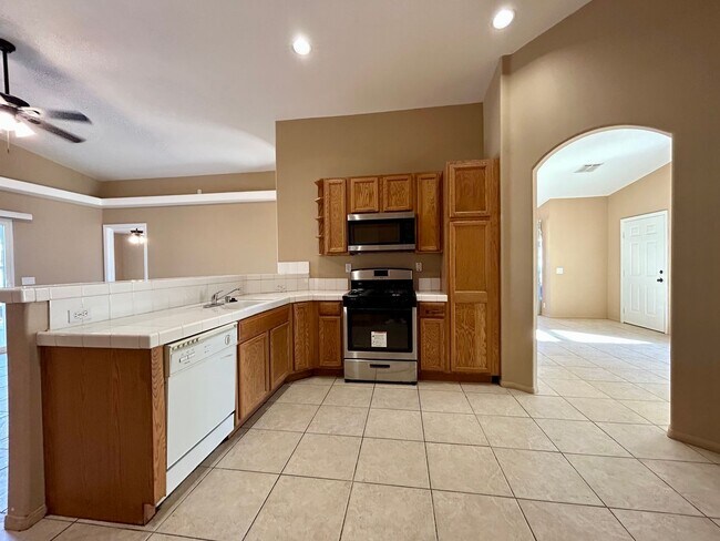 Foto del edificio - AVAILABLE NOW! 3 Bedroom 2 Bathroom Home in Desert Hot Springs!