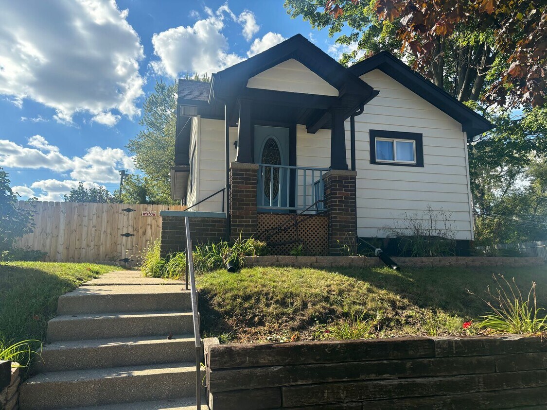 Primary Photo - Pet Friendly Single Family home
