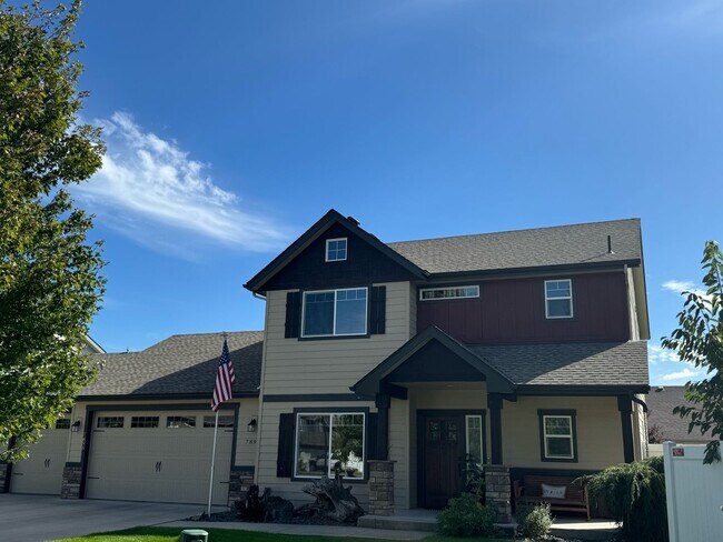 Building Photo - Beautiful Home in the Landings