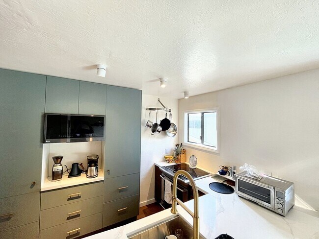 Building Photo - Modern 2B/2.5B TH Steps from Dimond Park A...