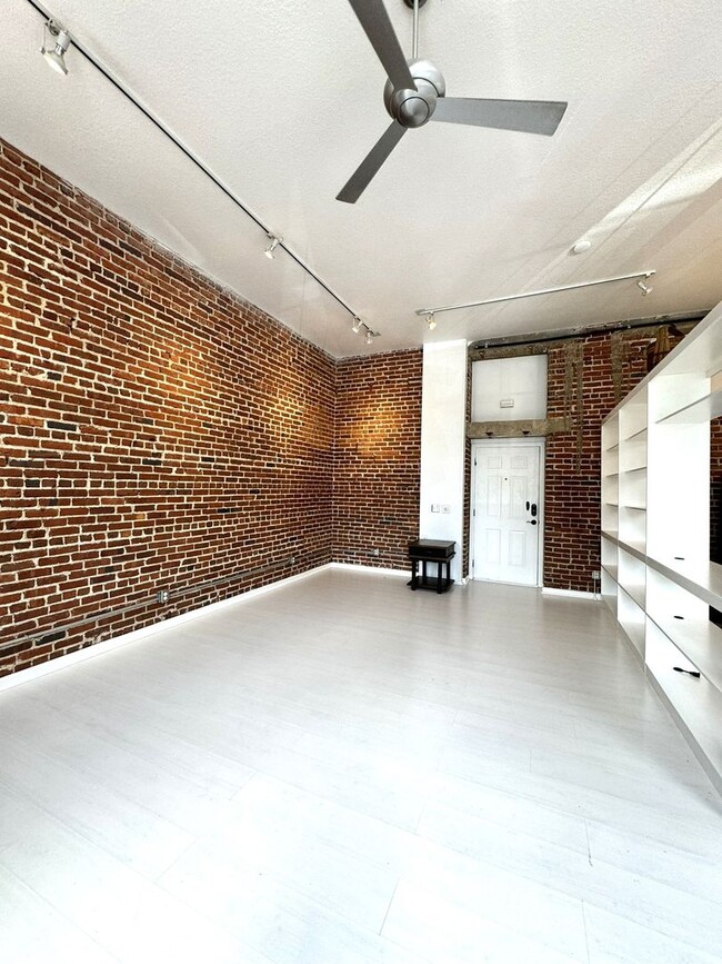 Foto del edificio - Springfield Historic Loft Condo/Studio