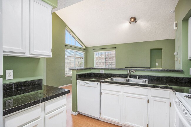 Building Photo - Great 2 Bedroom 1 Bathroom in Aurora!