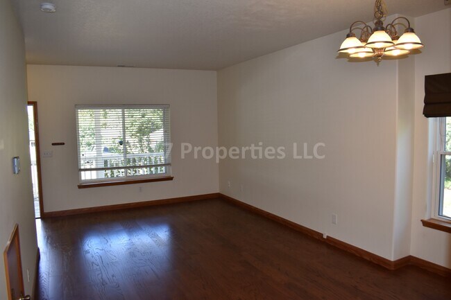 Foto del edificio - Beautiful 3 BD | 2.5 BA Duplex in Wine Cou...