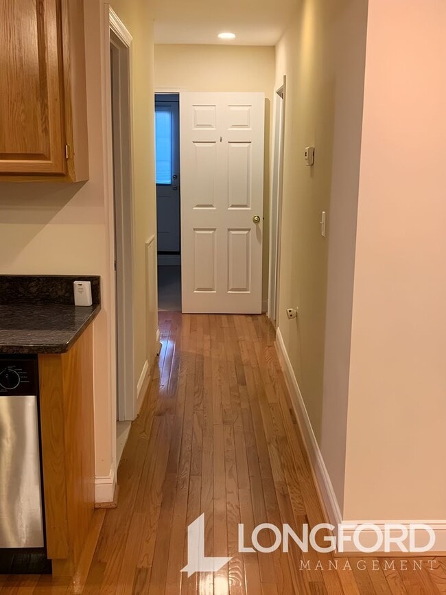 Building Photo - Spacious 2 Bed English Basement!  APPLY TO...