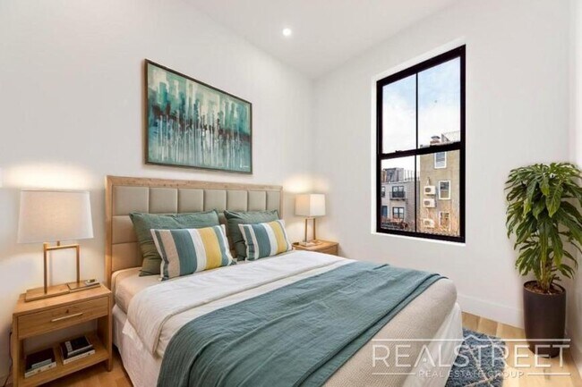 Building Photo - 3 bedroom in BROOKLYN NY 11233