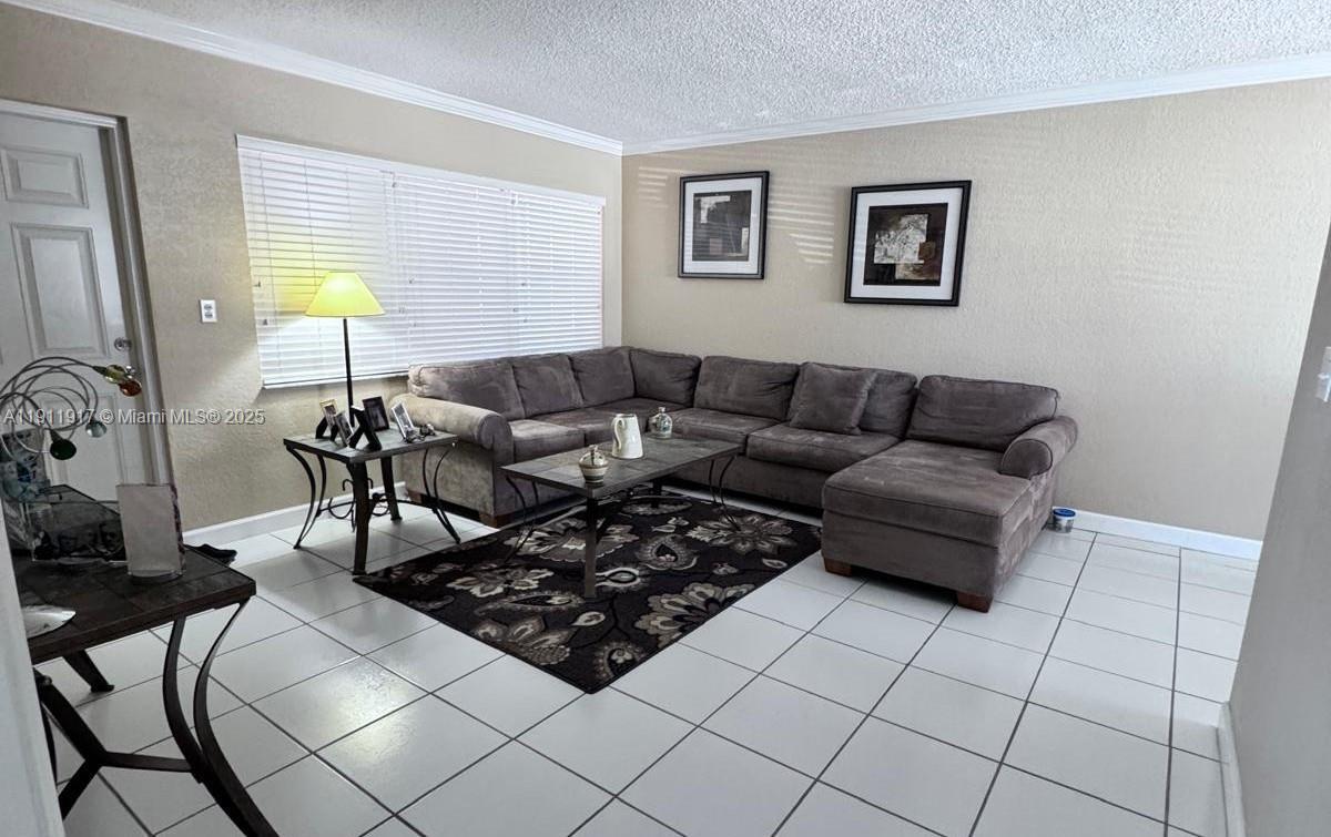 Foto principal - 2451 NE 49th St