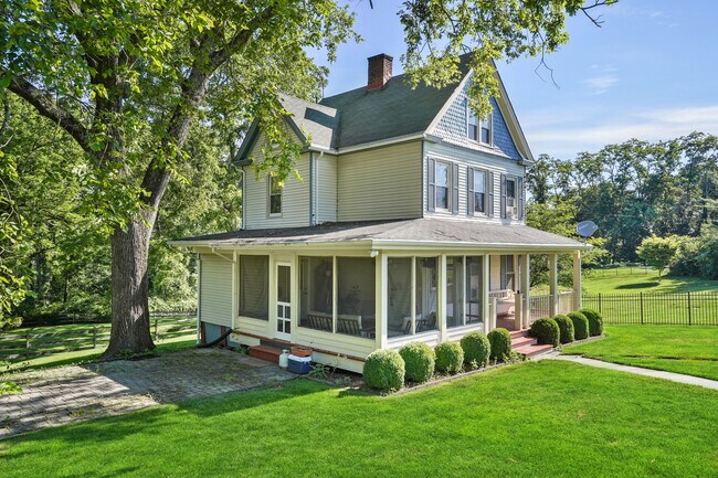 Building Photo - 1554 Long Hill Rd