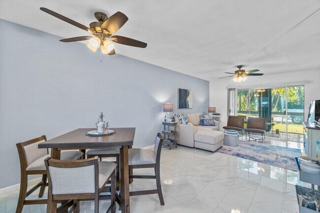Foto del edificio - 125 W Hidden Valley Blvd