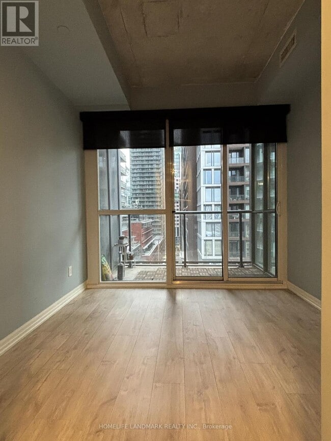 Photo du bâtiment - 88 Blue Jays Way