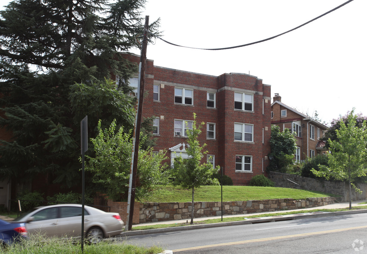 Building Photo - 2820 Pennsylvania Ave SE