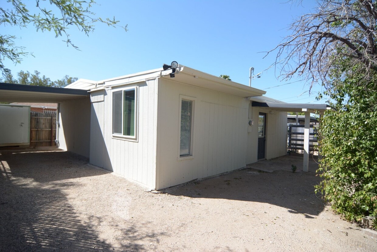Remodeled 2 Bedroom 1 Bath House! (Back Unit) Central Tucson Location! - Remodeled 2 Bedroom 1 Bath House! (Back Un...
