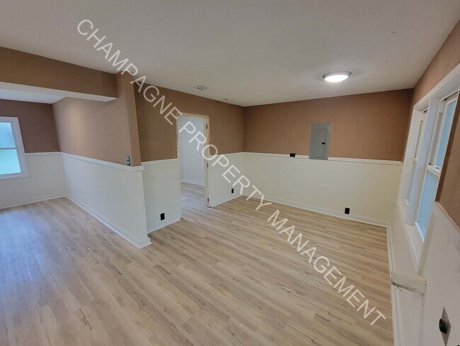 Building Photo - Large home in Ruskin!