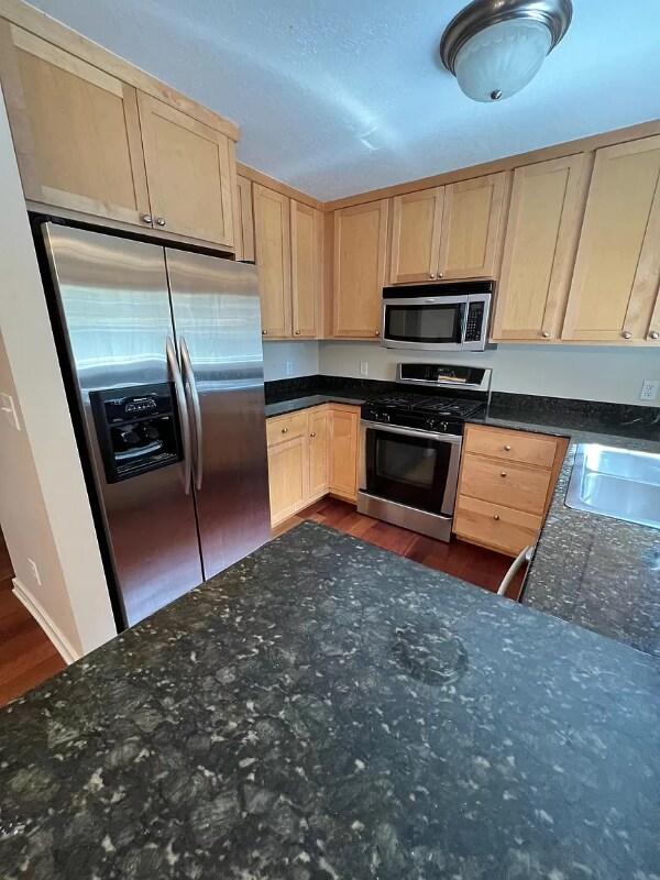Building Photo - 206 Village Ln