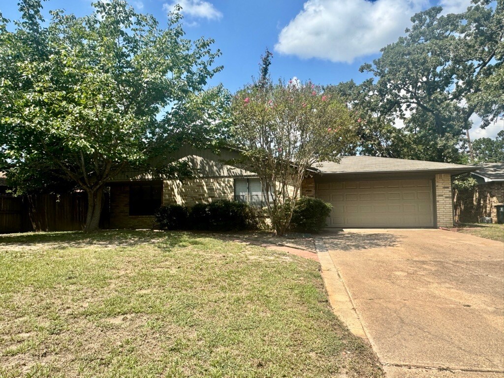 Primary Photo - 1004 Crestwood Dr