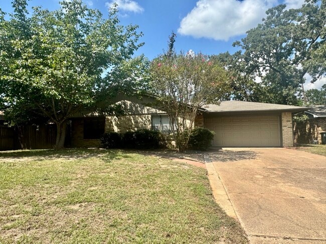 Photo - 1004 Crestwood Dr House