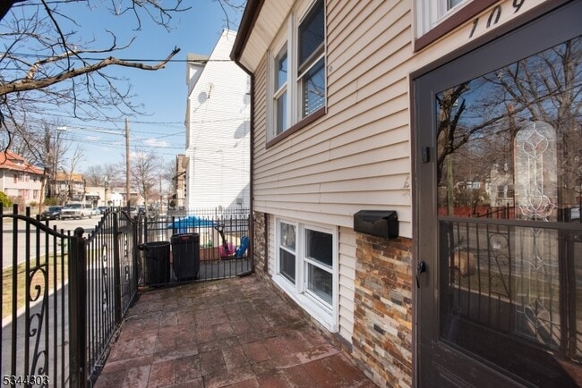 Building Photo - 109 Maple Ave