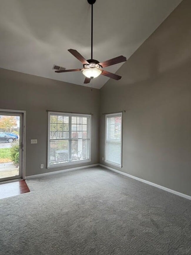 Building Photo - ~~ Beautiful Townhome in Brightwood Farms ~~