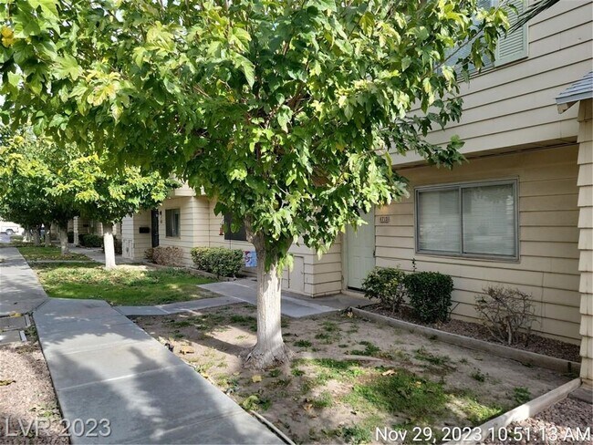 Building Photo - CHARMING TOWNHOME WITH 2 CAR GARAGE!!