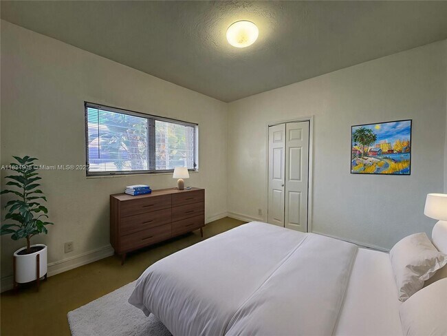Foto del edificio - 8140 Crespi Blvd