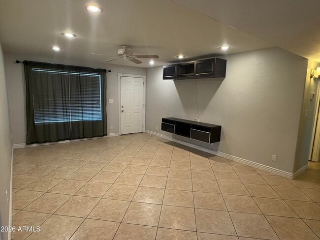 Foto del edificio - 127 E Harvard Dr