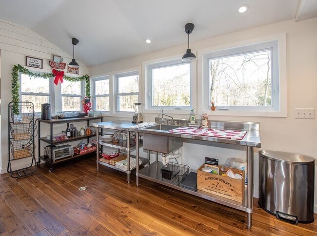 Foto del edificio - 20 Gregg Rd