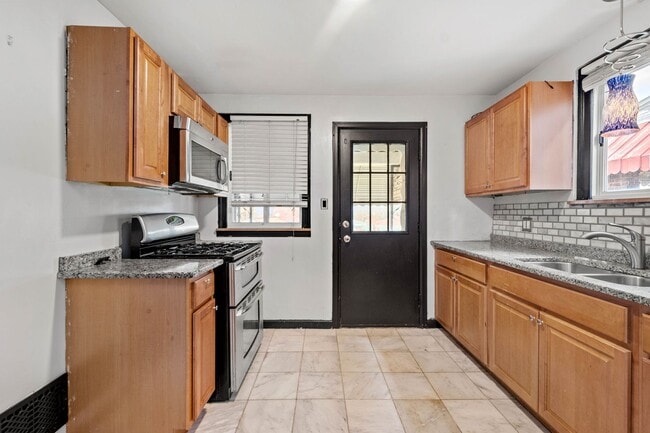 Amazing 2 bedroom home in Clairton available April 15! - Amazing 2 bedroom home in Clairton available April 15!