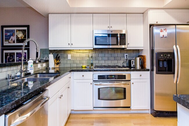 Kitchen - 1951 N Beachwood Dr