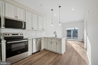 Building Photo - 105 N 63rd St