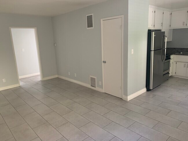 Sala de estar - 530 S Normandie Ave