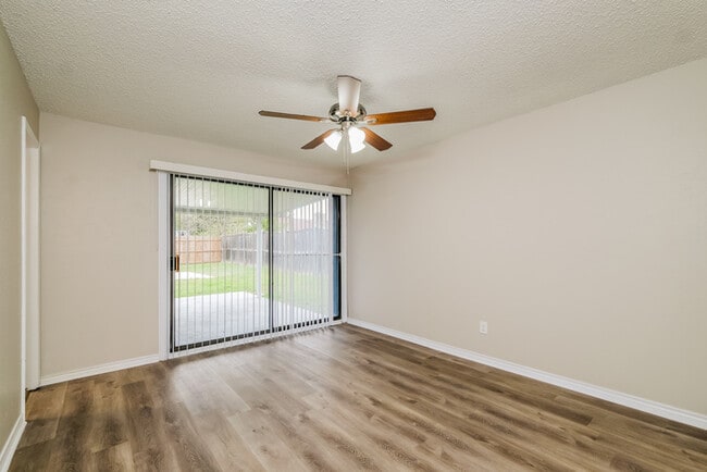 Foto del edificio - 305 Pebblebrook St