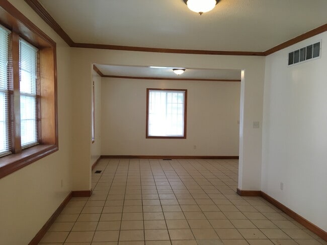 Building Photo - Section 8 Voucher Accepted / 5 BR House