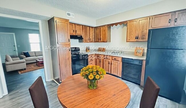 Building Photo - Lee's Summit Townhome w/ Unfinished Baseme...
