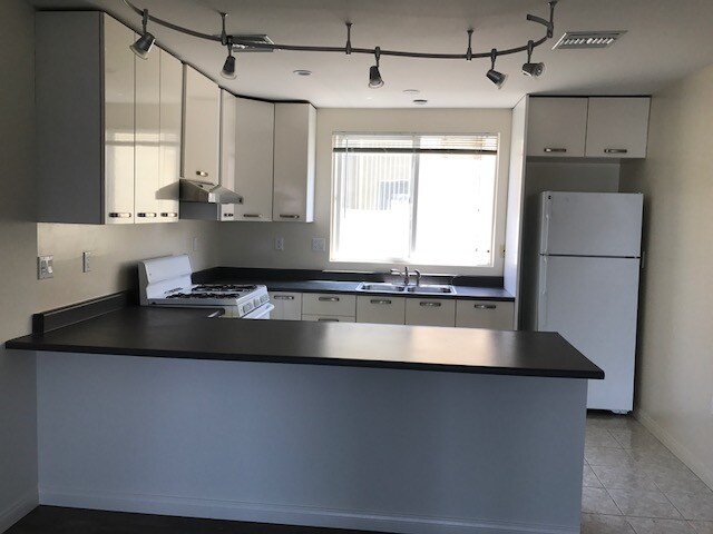 Kitchen - 5842 Waring Ave
