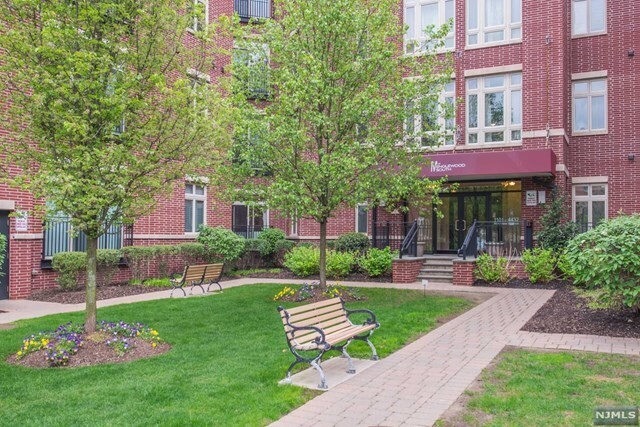 Primary Photo - 3315 Riverview Ave