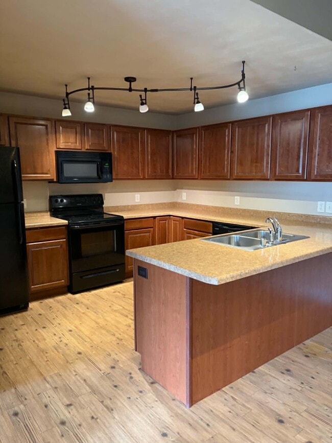 Building Photo - 3115 W Glenpark Dr