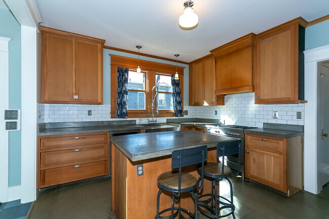 Kitchen - 718 NE Dekum St