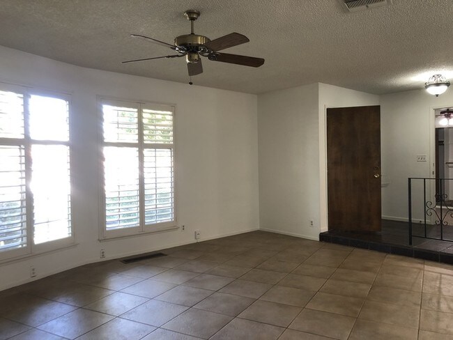 Building Photo - 5941 S Land Park Dr