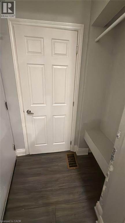 Photo du bâtiment - 70 Victoria Ave S