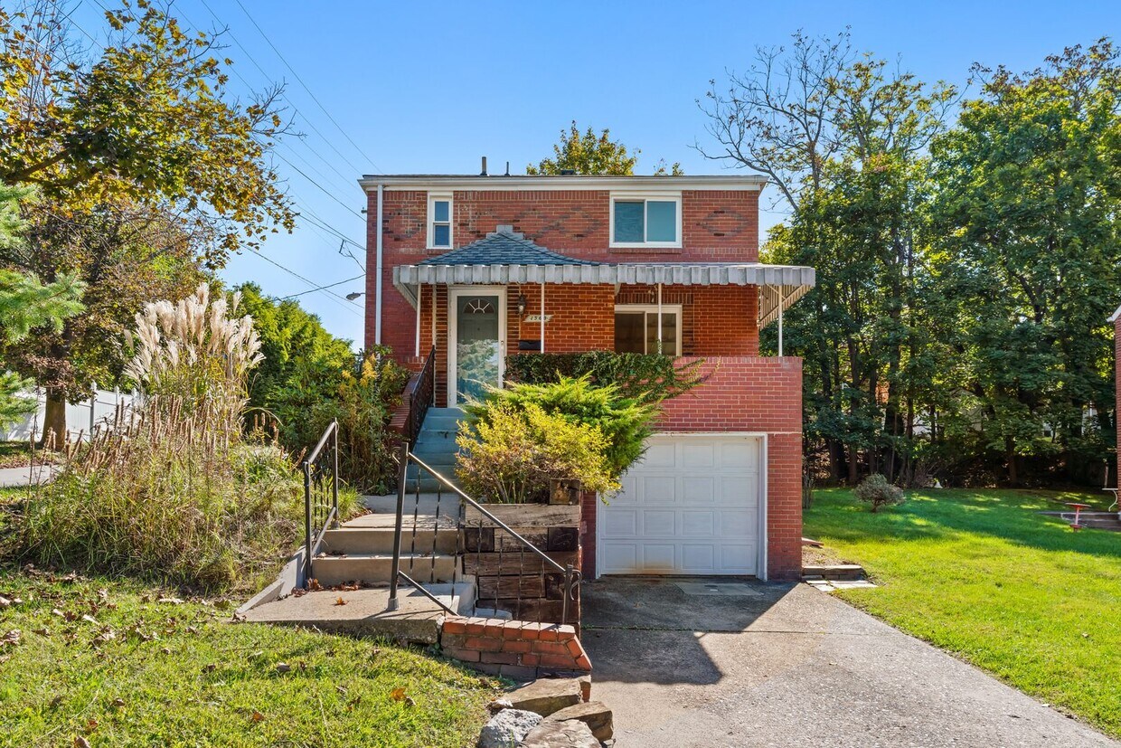 Primary Photo - Newly Renovated 3Bd/1.5 Bath Home -- Available NOW!