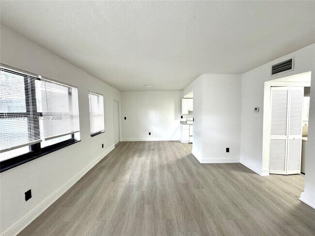 Foto del edificio - 1525 NE 135th St