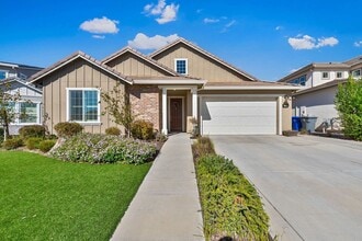 Building Photo - 4420 Hummingbird Cir