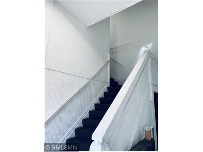 Building Photo - 113 1/2-E 1/2 E Elm St
