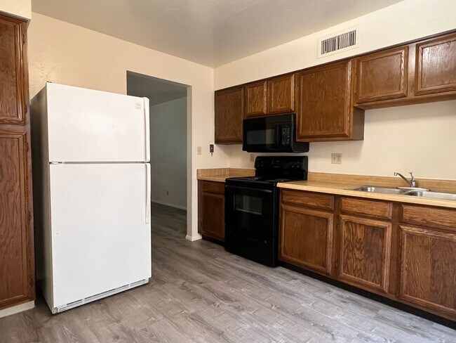 Foto del edificio - Tempe 2 Bed & 1 Bath End Unit Tri-plex Clo...