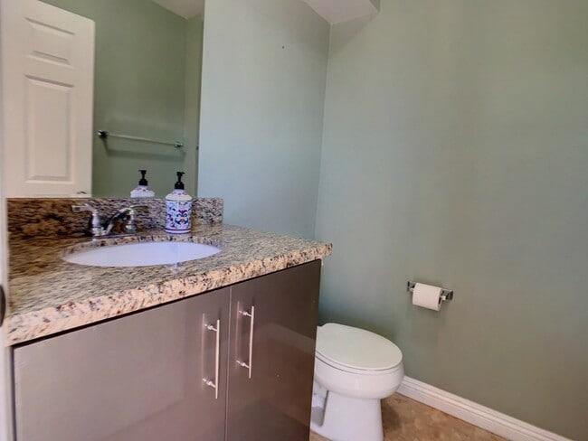 Foto del edificio - A Beautiful updated trilevel townhome in W Figueroa is now available for rent.