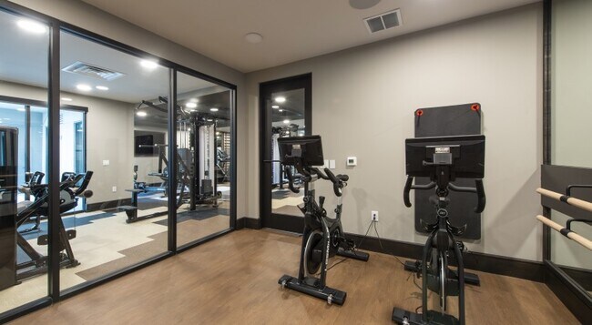 Foto del edificio - One-Bedroom Apartment with High-End Amenit...