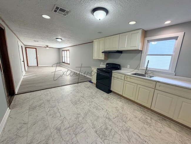 Foto del edificio - 3 Bedroom, 1.5 Bathroom Home with Bonus Room for Rent in Lake Charles