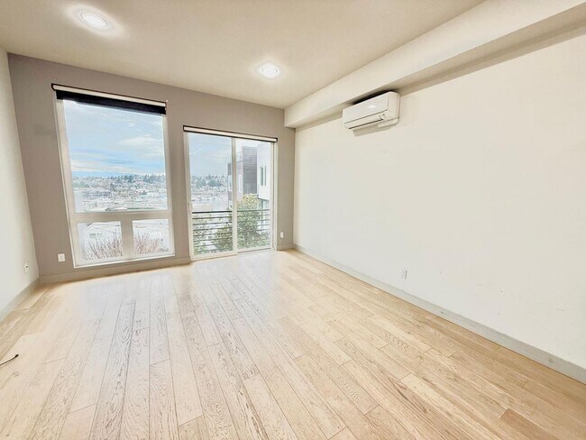 Foto del edificio - 2 Bed + Den 2 Bathroom Eastlake Townhome with Spectacular Views