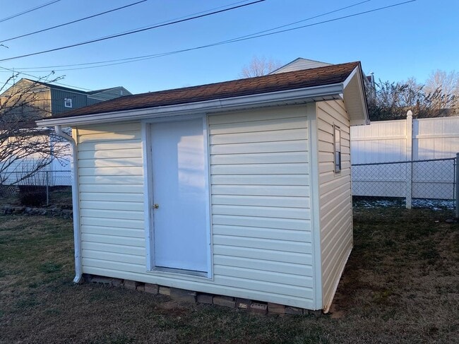 Building Photo - 521 Lee Cir